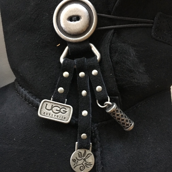 UGG women’s black AZALIA charm boots size 7 - Picture 2 of 5